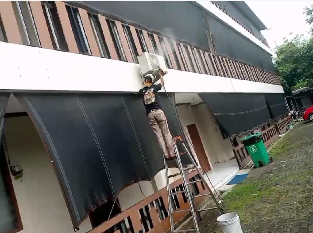 Teknisi Sejuk Service AC Rajeg mencuci outdoor AC di Rajeg, Tangerang