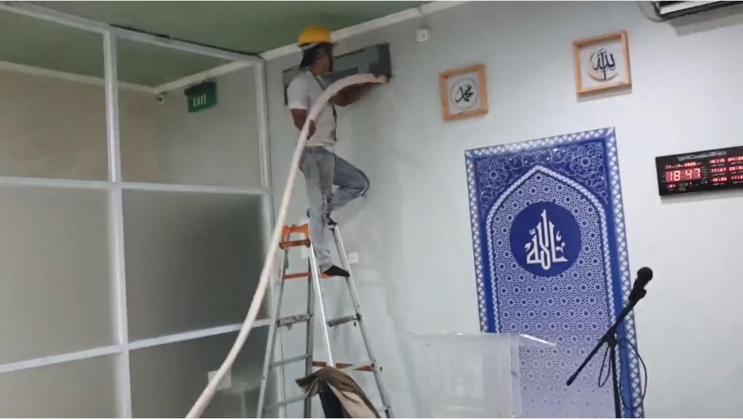 Instalasi pipa AC di Rajeg