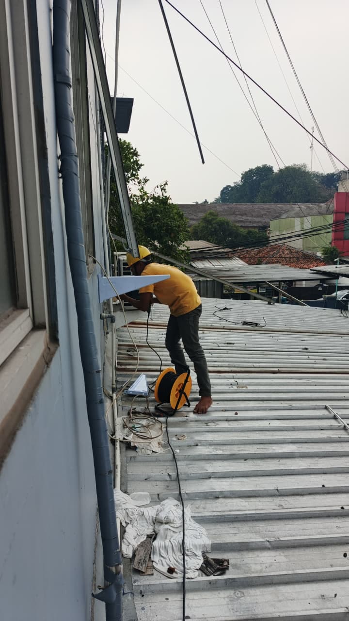Pasang bracket outdoor AC
