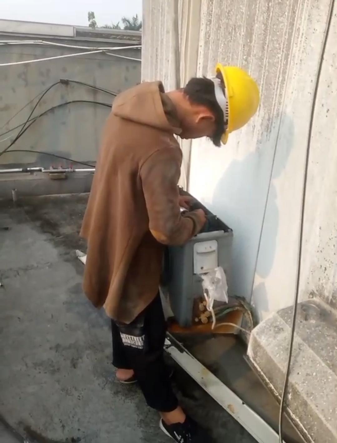 Pengecekan kualitas outdoor AC